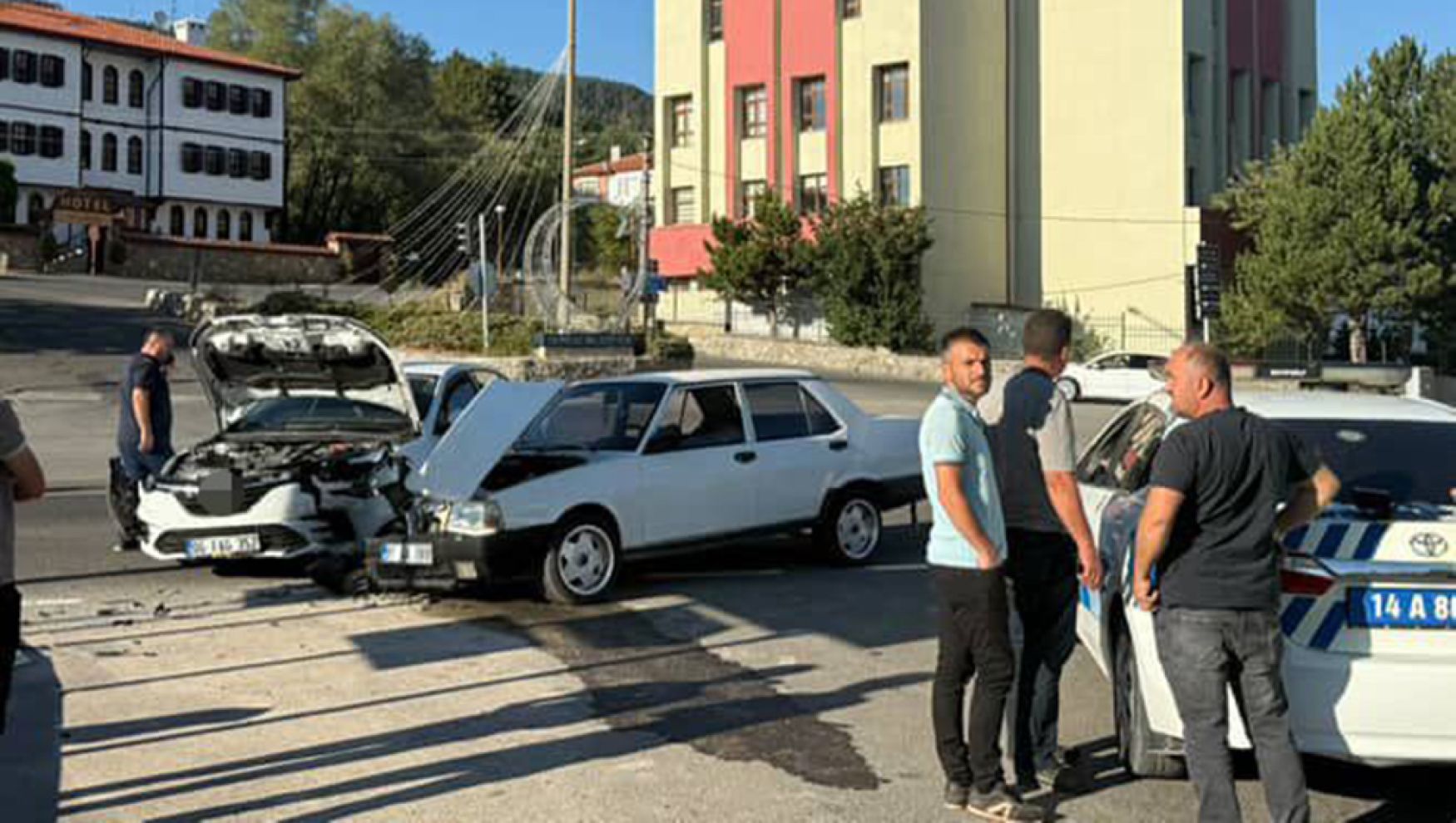 2 otomobil kafa kafaya çarpıştı