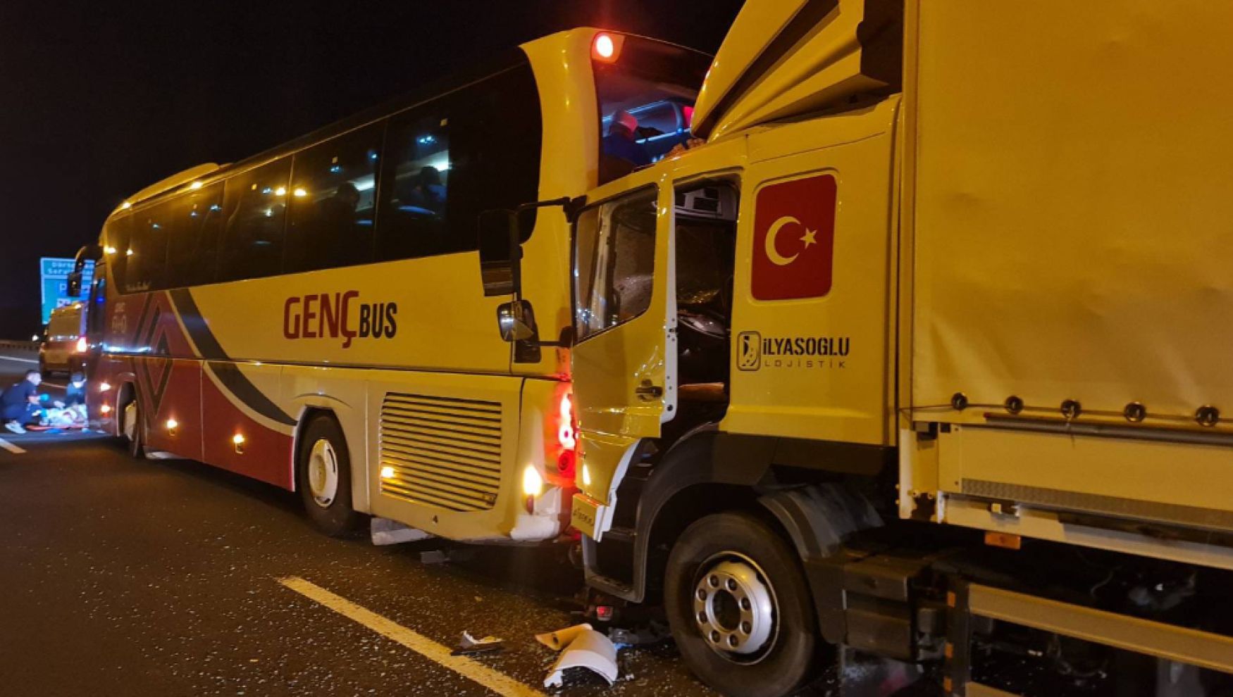 Anadolu Otoyolu’nda otobüsle kamyon çarpıştı: 1 yaralı