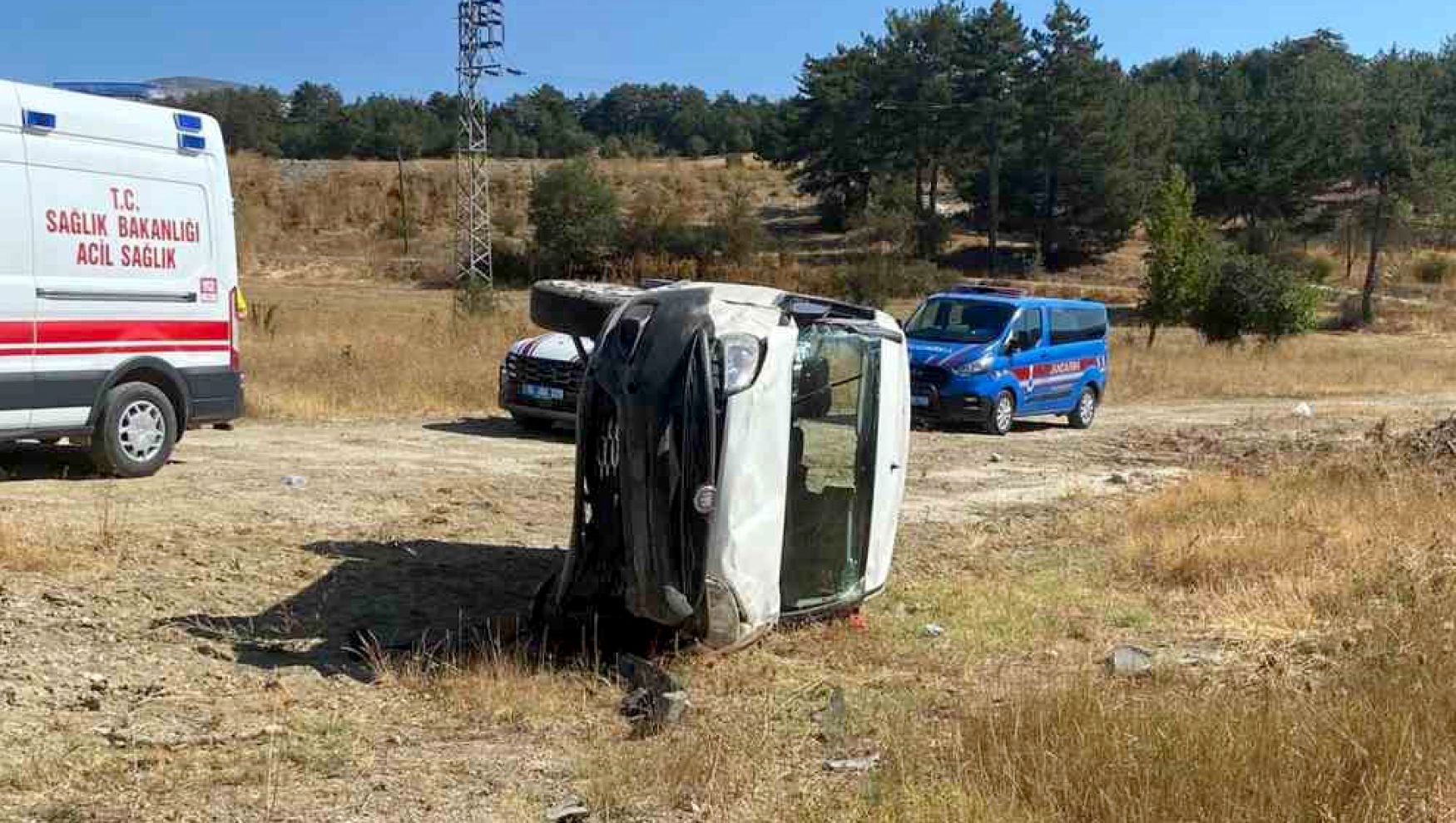 Bolu-Mudurnu yolunda virajı alamayan araç yan yattı: 2 yaralı
