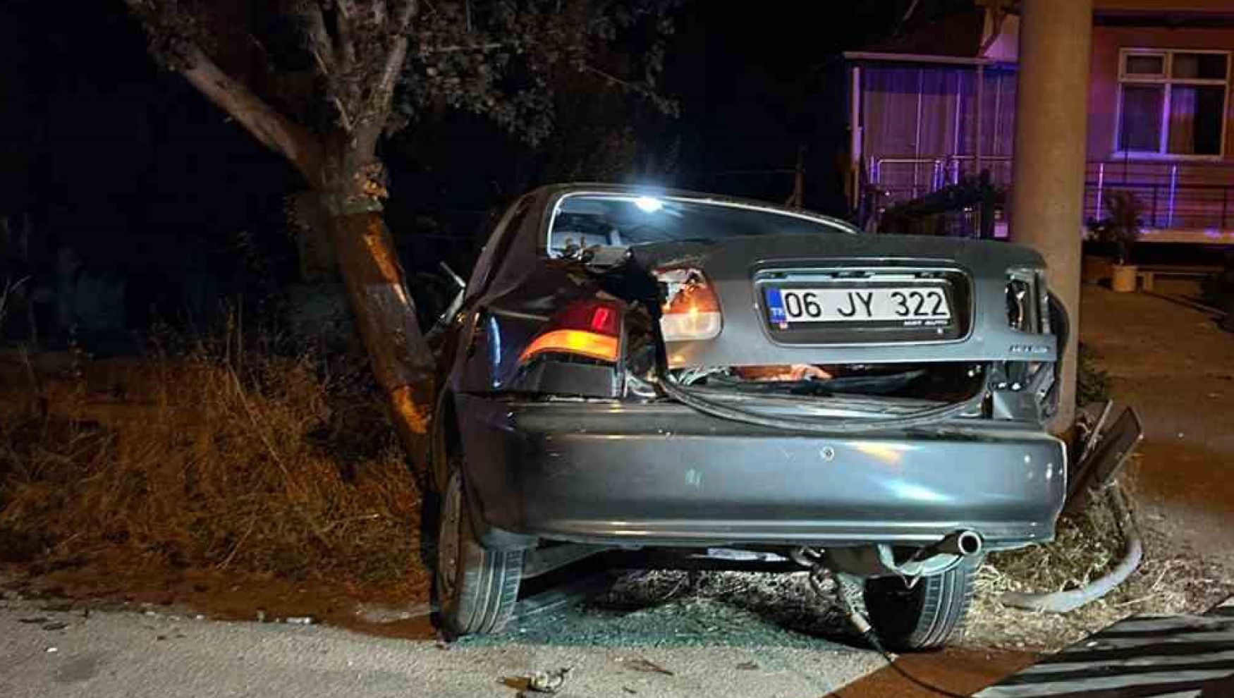 Bolu'da alkollü sürücü ağaca çarptı: 2 yaralı