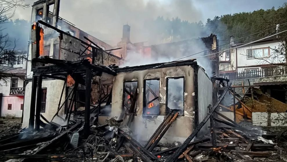 Bolu'da tarihi Keyvanlar Konağı kül oldu: Alevler geceyi aydınlattı
