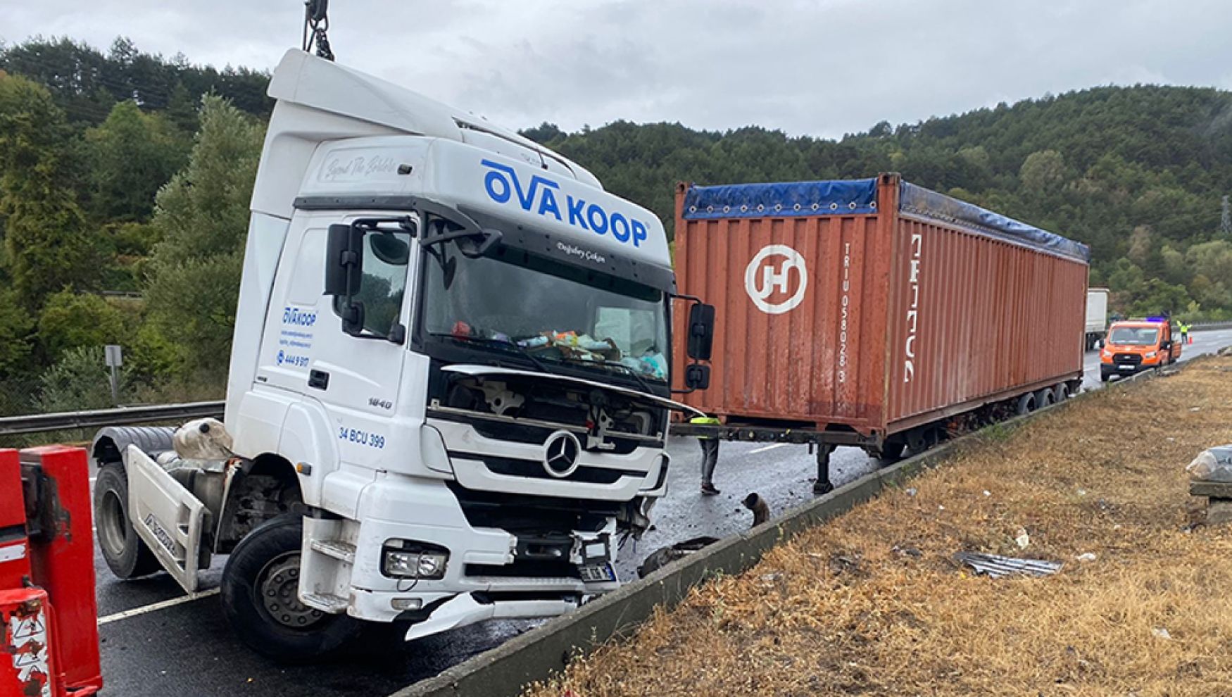 Direksiyon hakimiyetini kaybeden sürücü bariyerlere çarptı: 1 yaralı
