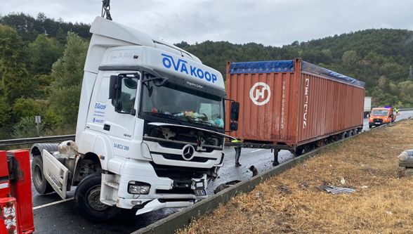 Direksiyon hakimiyetini kaybeden sürücü bariyerlere çarptı: 1 yaralı