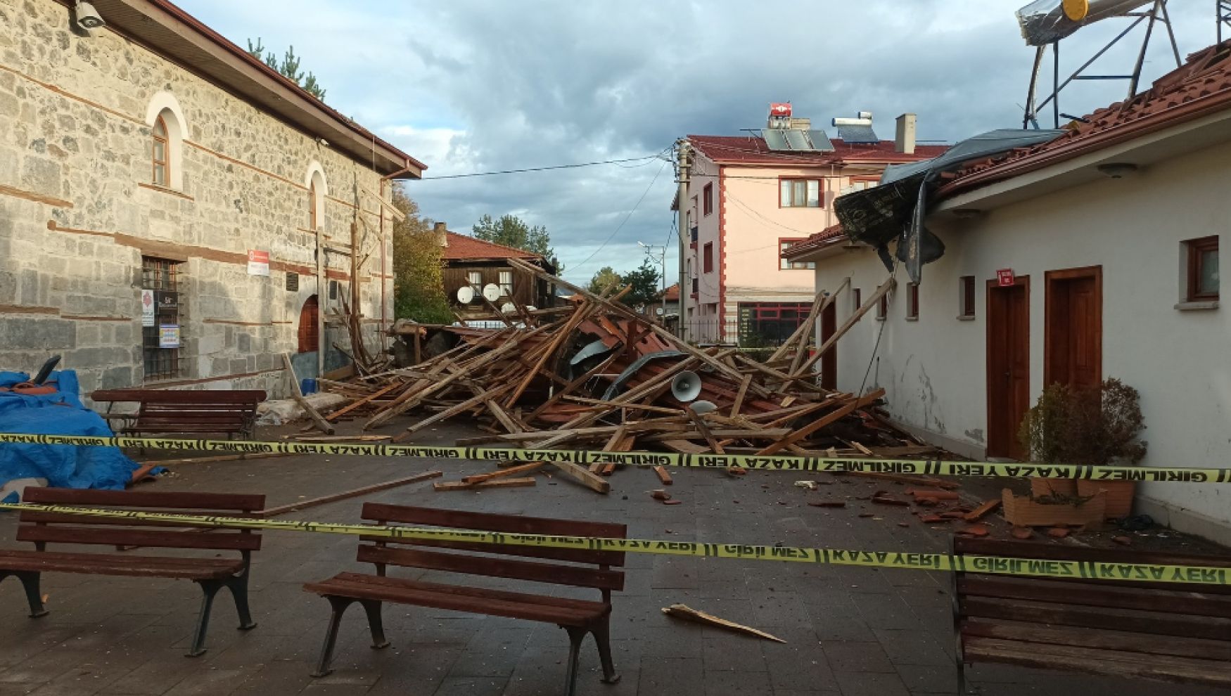 Dörtdivan'da tarihi caminin minaresi yıkıldı