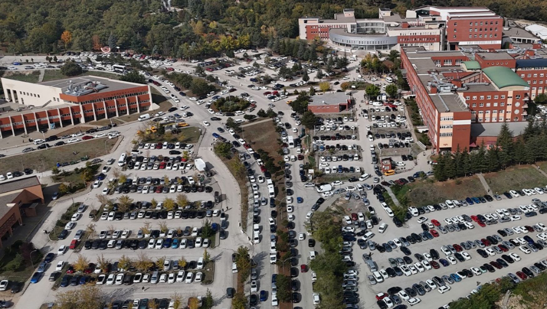 Hastane çevresinde park çilesi: Ulaşım kilitleniyor