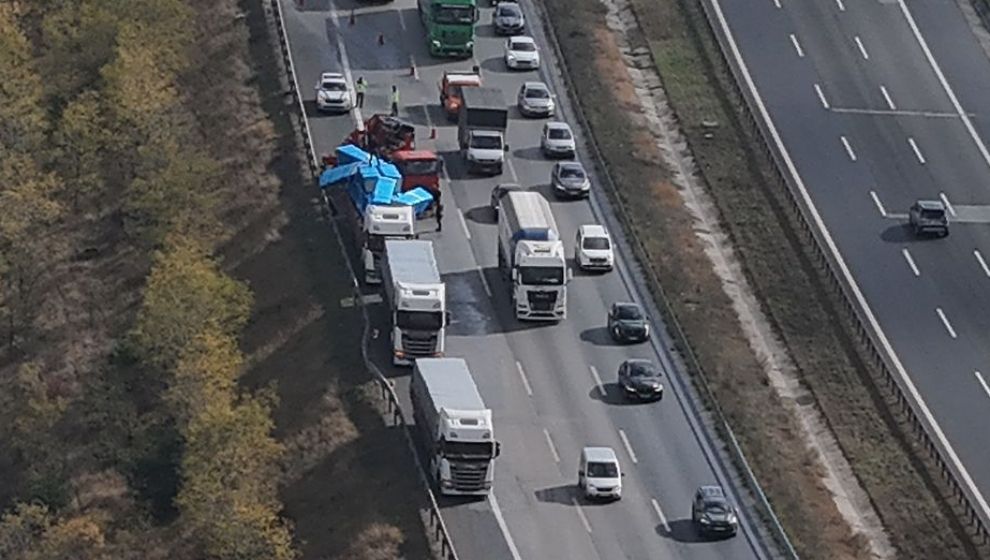 Sac yüklü TIR devrildi, saclar yola savruldu: Otoyol uzun süre kapalı kaldı