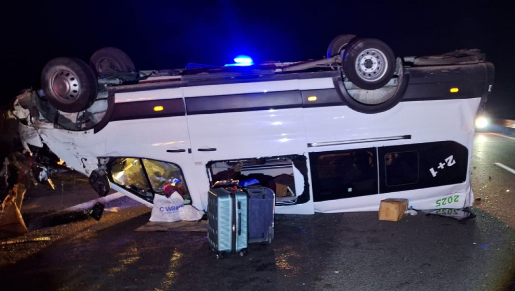 TEM'de minibüs takla attı: 4 yaralı