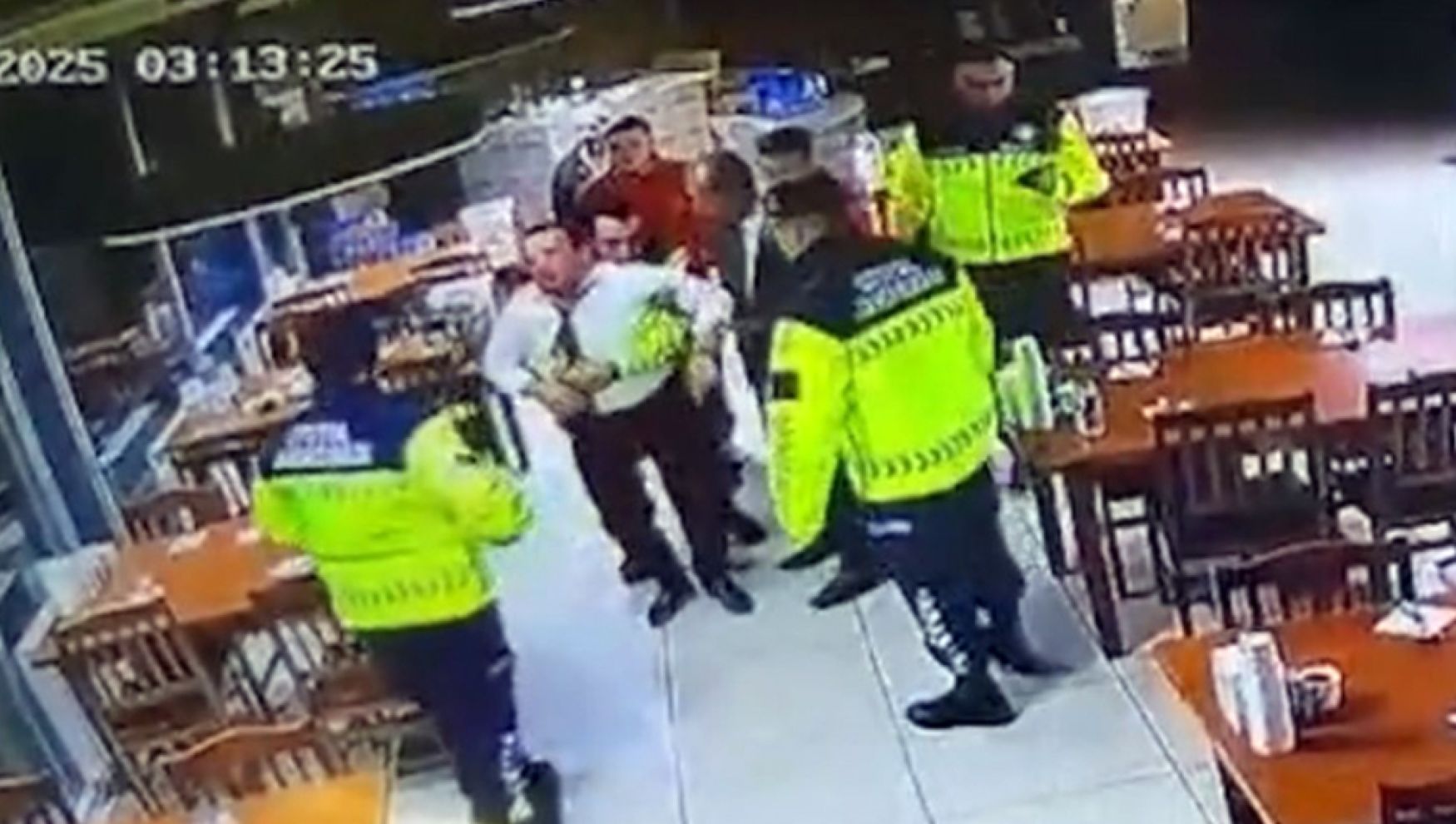 Vatandaşın boğazına yemek kaçtı, jandarma hayata döndürdü