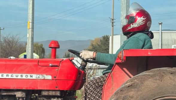 Bolu'da kasklı traktör şoförü sosyal medyayı salladı