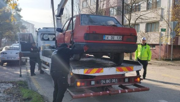 Bolu'da uzun süredir park halindeki hurda araçlar toplanıyor