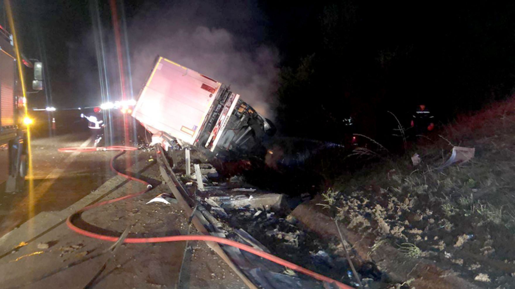 Anadolu Otoyolu'nda çekici alev alev yandı