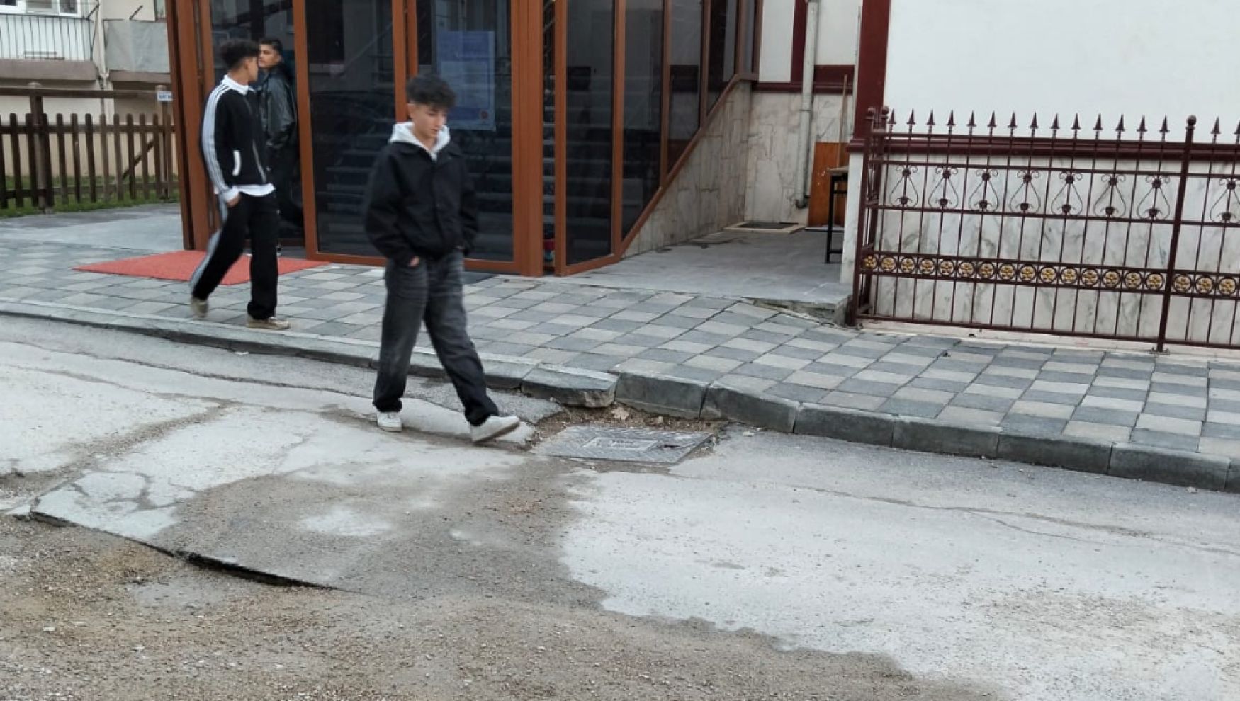 Aylar geçti, Fevzibey Caddesi hâlâ çukur, çamur ve tehlike içinde