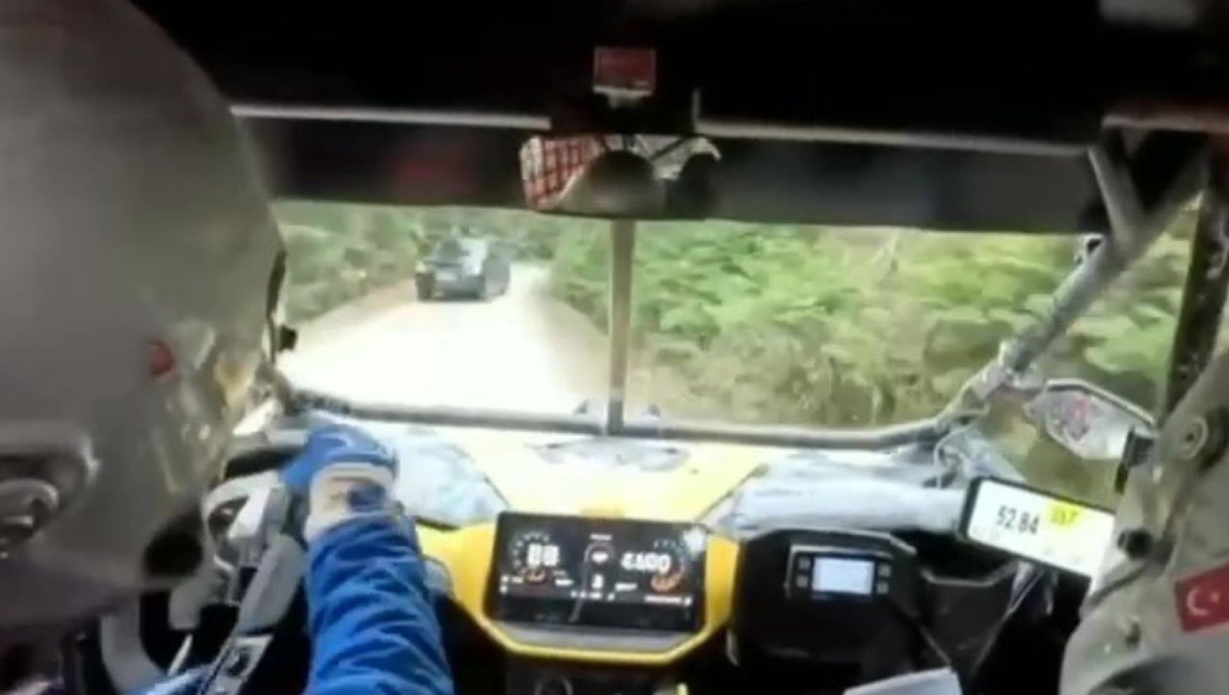 Baja Bolu yarışında sivil araç tehlikesi: Pilotlar kıl payı kurtuldu