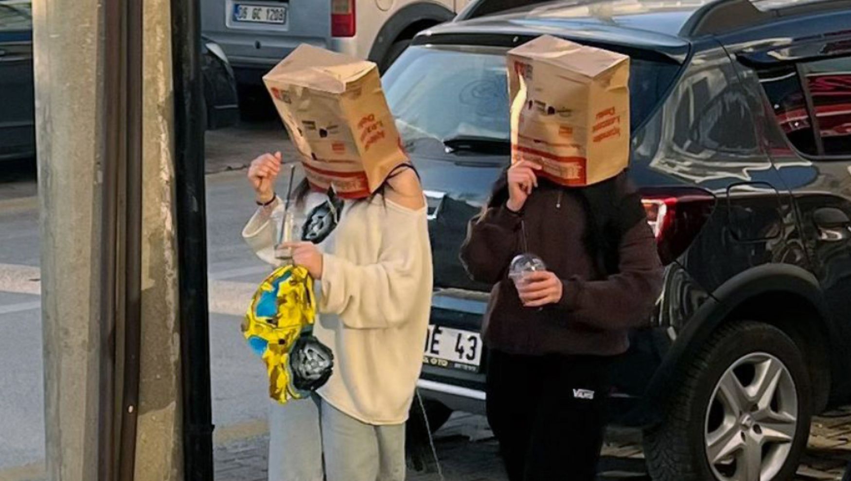 Bolu sokaklarında şaşırtan görüntü: İki genç kız kafalarına kutu geçirerek yürüdü