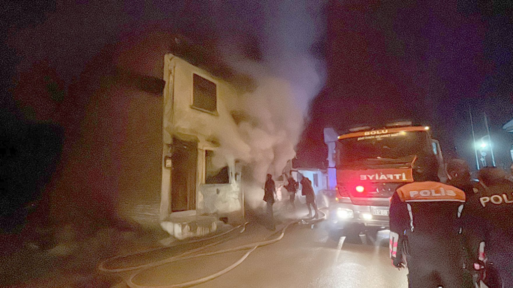 Bolu'da 2 katlı ahşap evde sobadan kaynaklı yangın çıktı: 1 yaralı