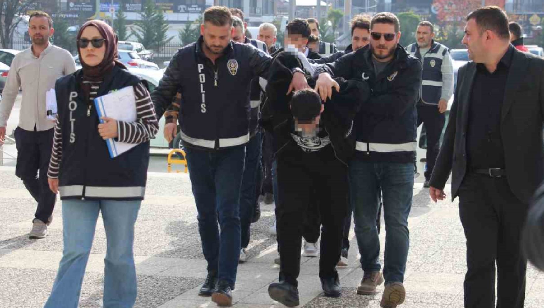 Bolu’da dolandırıcılık operasyonu: 140 bin dolarlık vurgun yapan 5 şüpheli adliyede