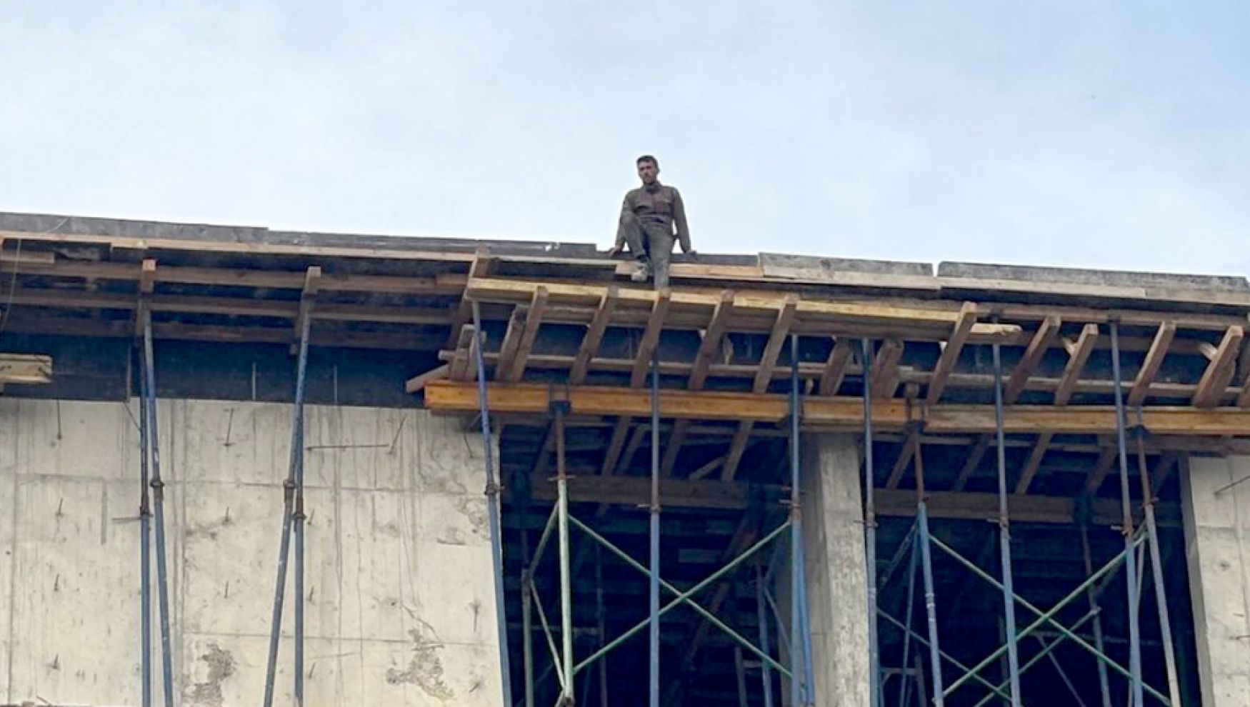 Bolu'da maaşlarını alamayan işçiler çatıya çıktı: “4 aydır 1 lira para alamadık”