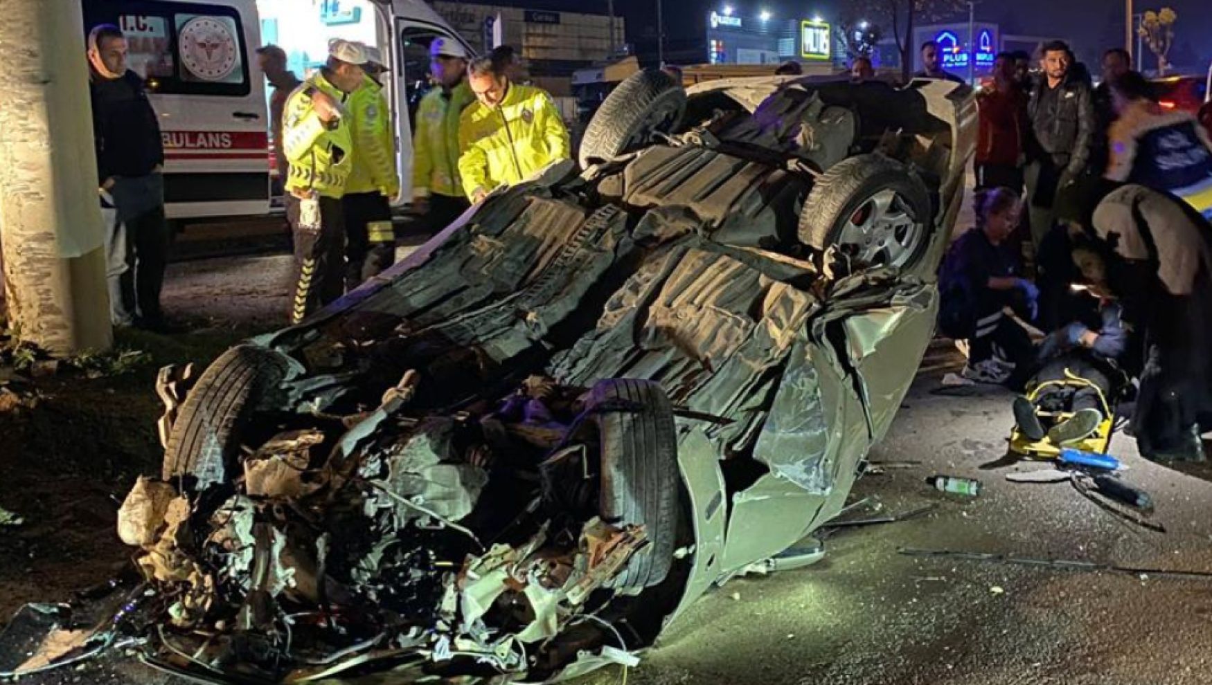 Bolu'da önce refüje ardından elektrik direğine çarpan otomobil tepetaklak oldu: 1 yaralı