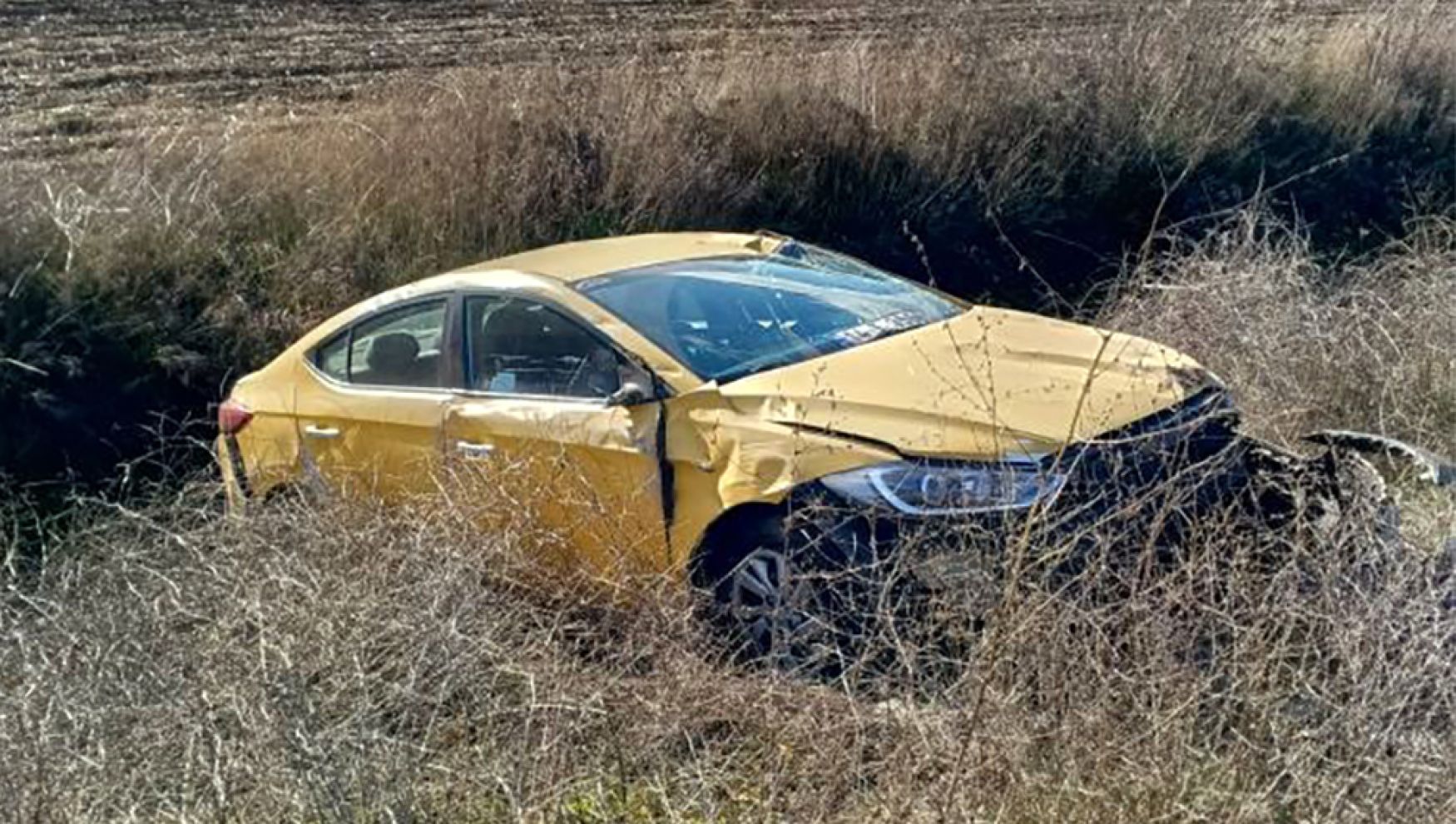 Bolu’da ticari taksi tarlaya uçtu