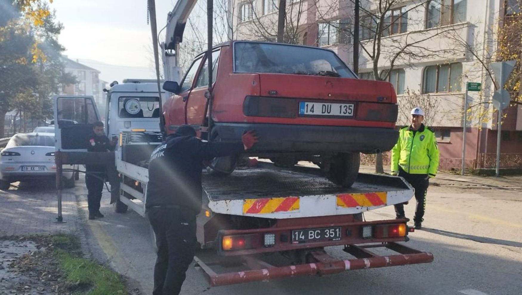Bolu’da uzun süredir park halindeki hurda araçlar toplanıyor