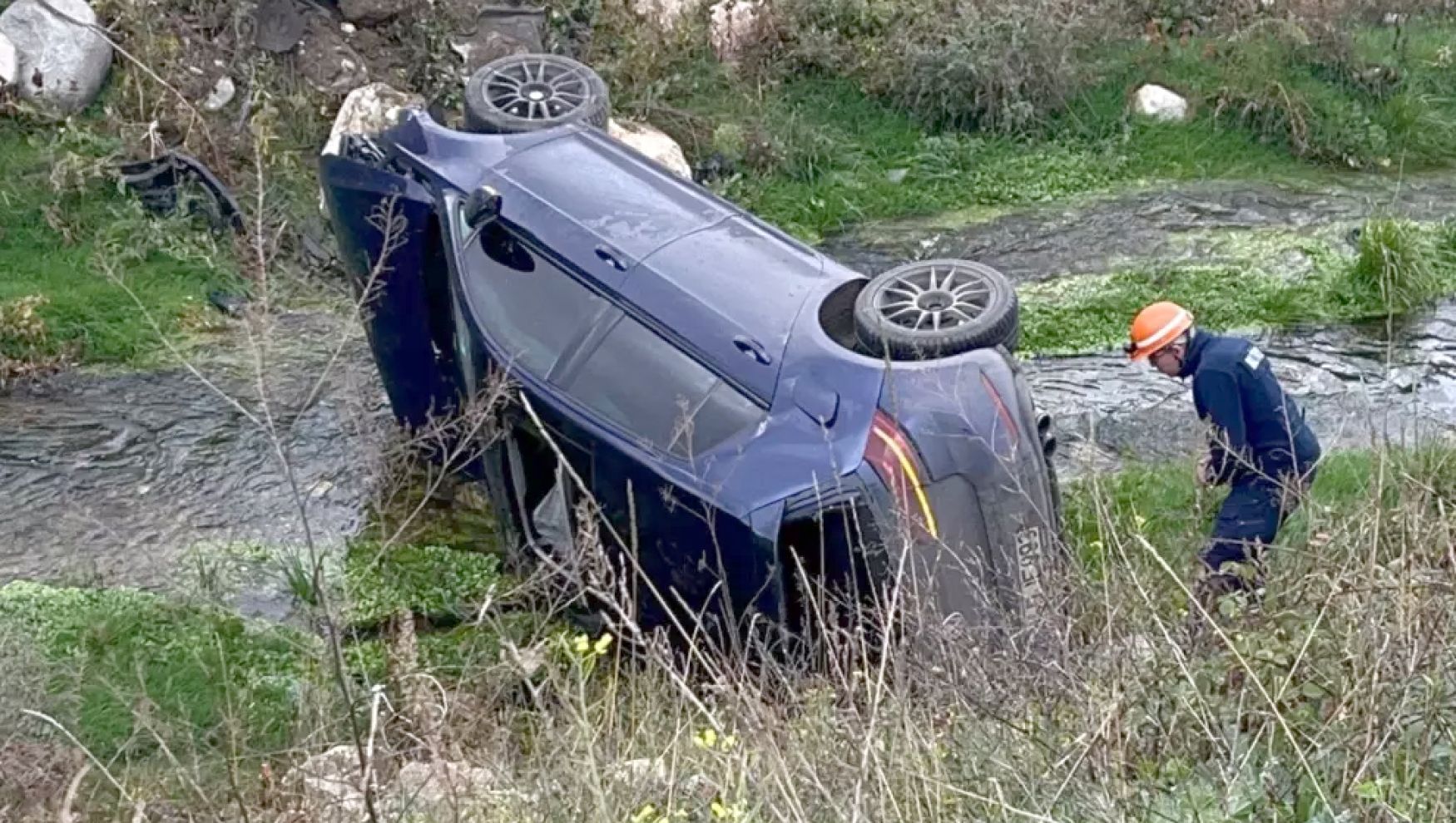 Otomobil dereye uçtu: 2 kişi yaralandı