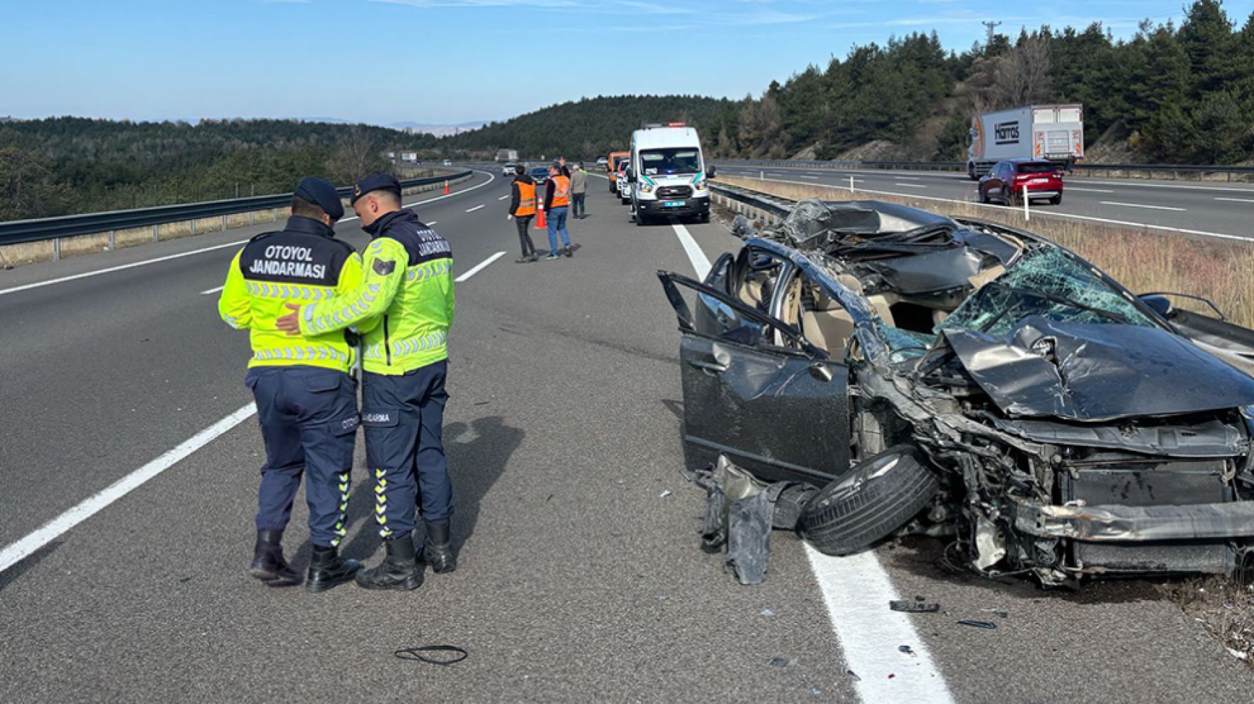TEM’de can pazarı: Otomobil kamyona çarptı, 3 yaralı