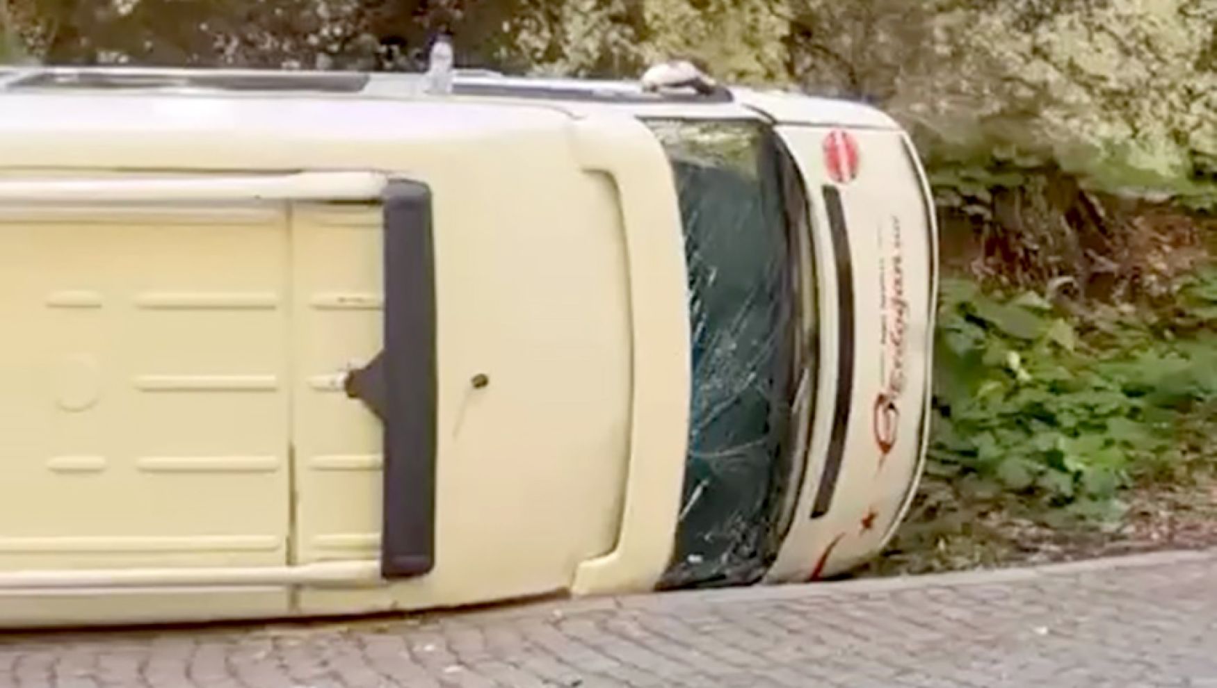 Yedigöller Milli Parkı'nda minibüs devrildi