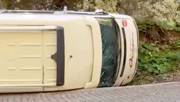 Yedigöller Milli Parkı'nda minibüs devrildi