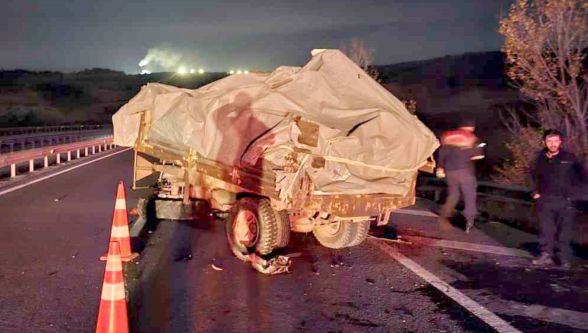 Yeniçağa'da traktör ile kamyonet çarpıştı: 5 yaralı