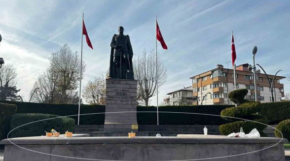 Anıtpark'ta bırakılan çöpler tepki çekti