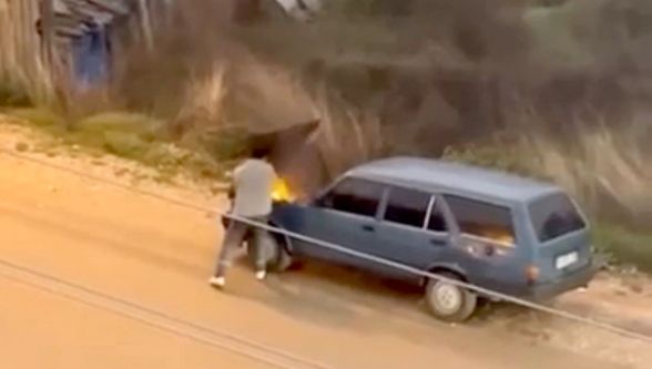 Bolu'da araçta çıkan yangını sürücü kovayla söndürdü