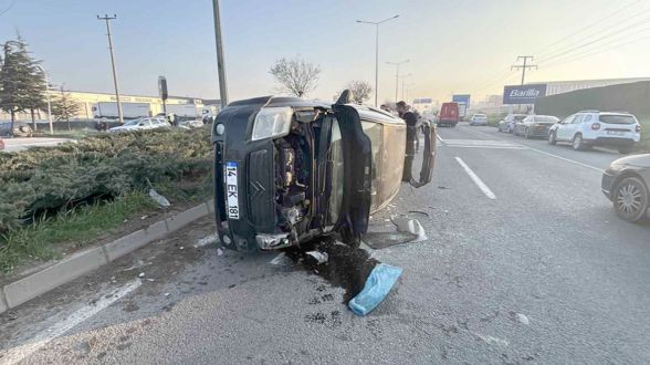 Bolu'da otomobil refüje çarpıp devrildi: Sürücü yaralandı