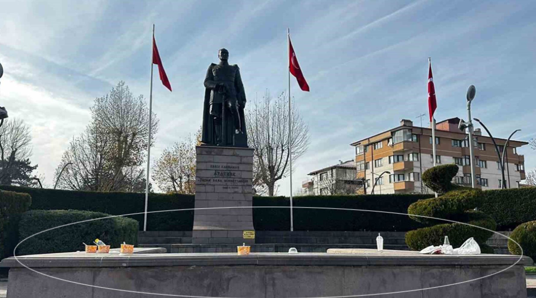 Anıtpark'ta bırakılan çöpler tepki çekti