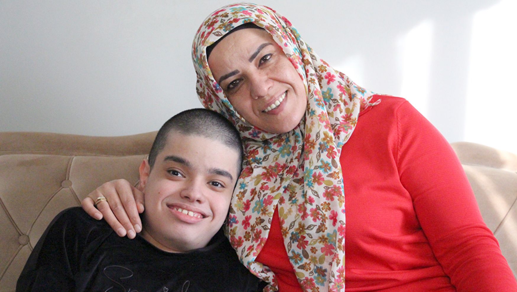 Annenin fedakârlığı: Emirhan'ı 18 yıldır sırtında taşıyor