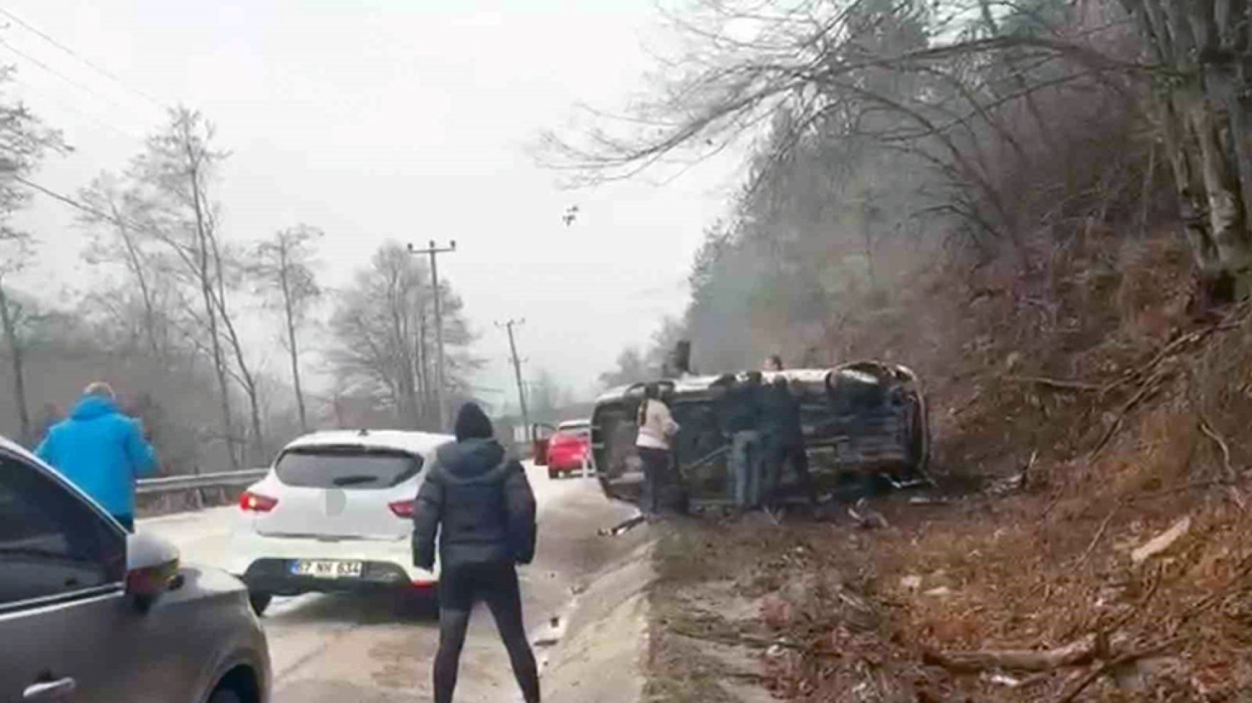Bolu’da Abant yolu Akçaalan mevkiinde otomobil takla attı
