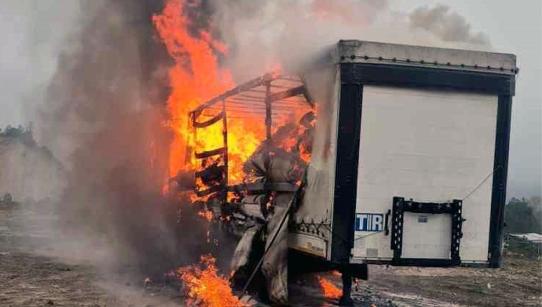 Bolu'da kağıt yüklü tırın dorsesi yandı