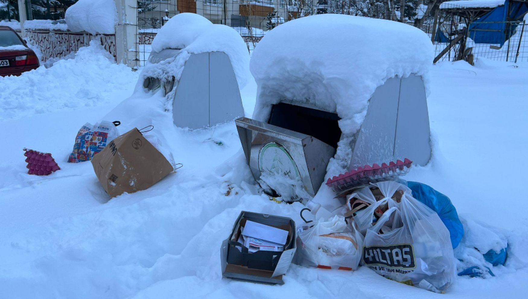 Bolu’da kar belediyeyi durdurdu, çöpler sokağa taştı