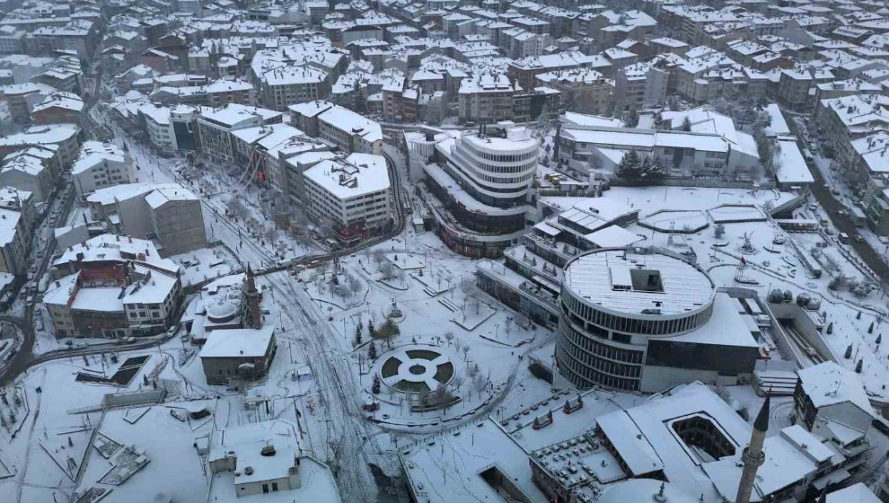 Bolu'da kar yağışı sonrası kent merkezi beyaza büründü