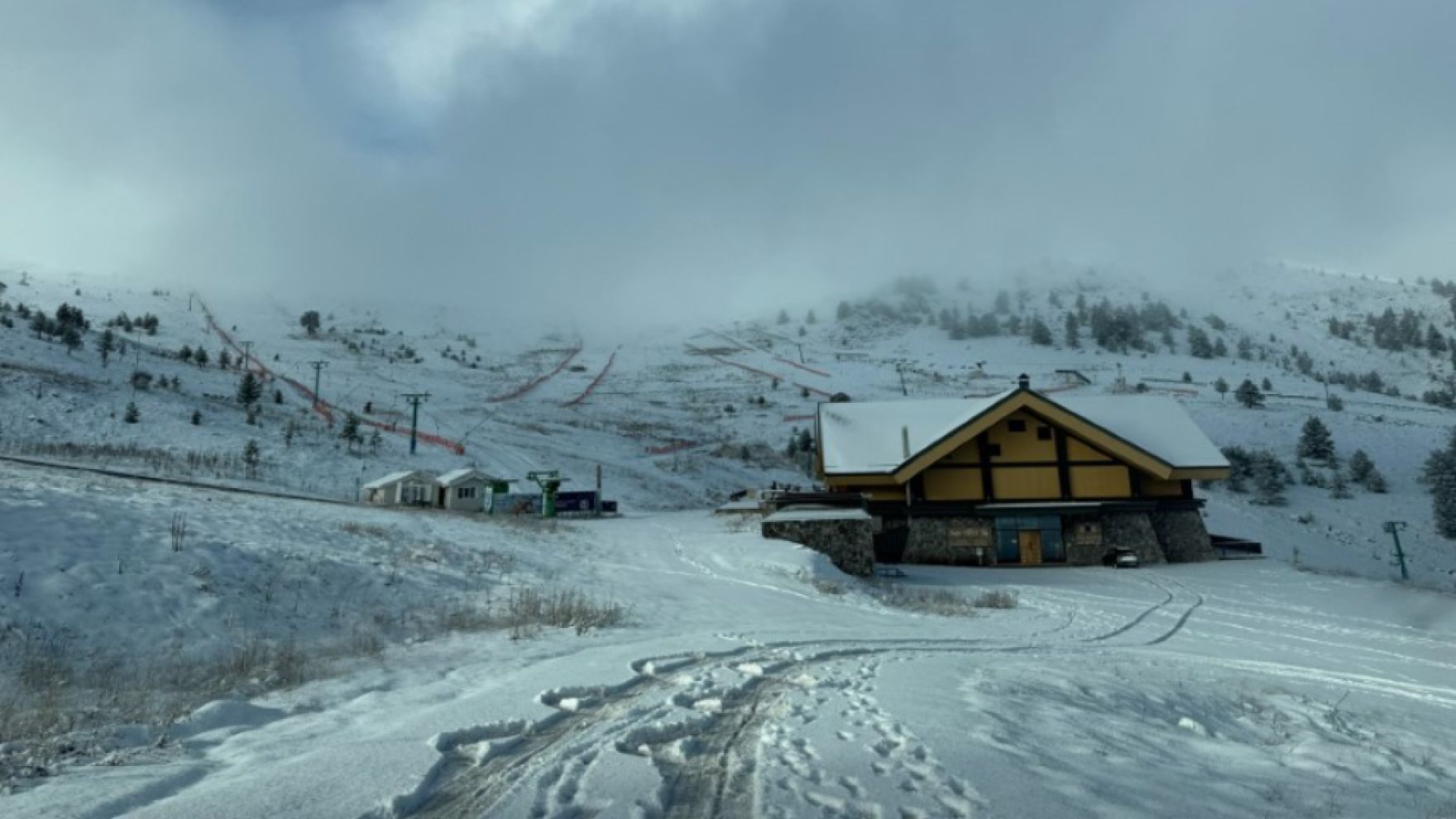 Bolu'nun yüksek kesimlerinde kar yağışı yaylaları beyaza bürüdü