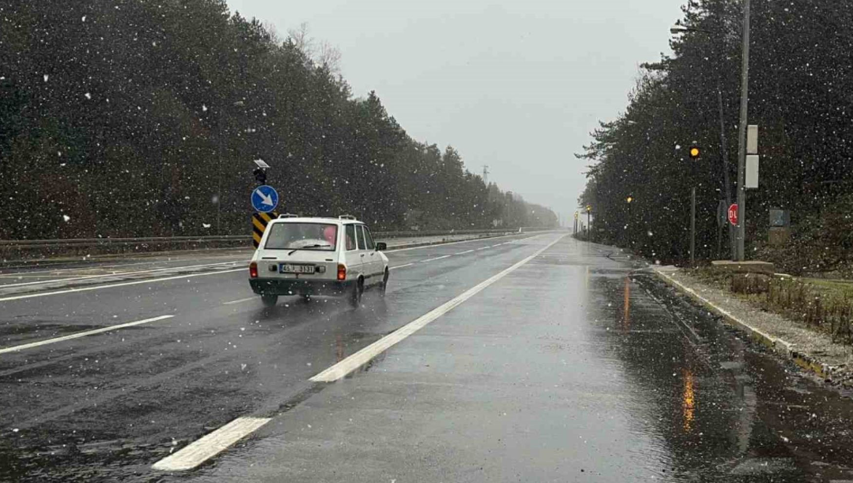 D-100 kara yolunun Bolu Dağı geçişinde kar yağışı etkili oluyor