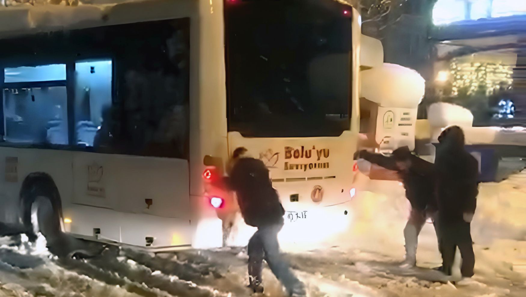 Kar temizliği yapılmadı, belediye otobüsü yolda kaldı