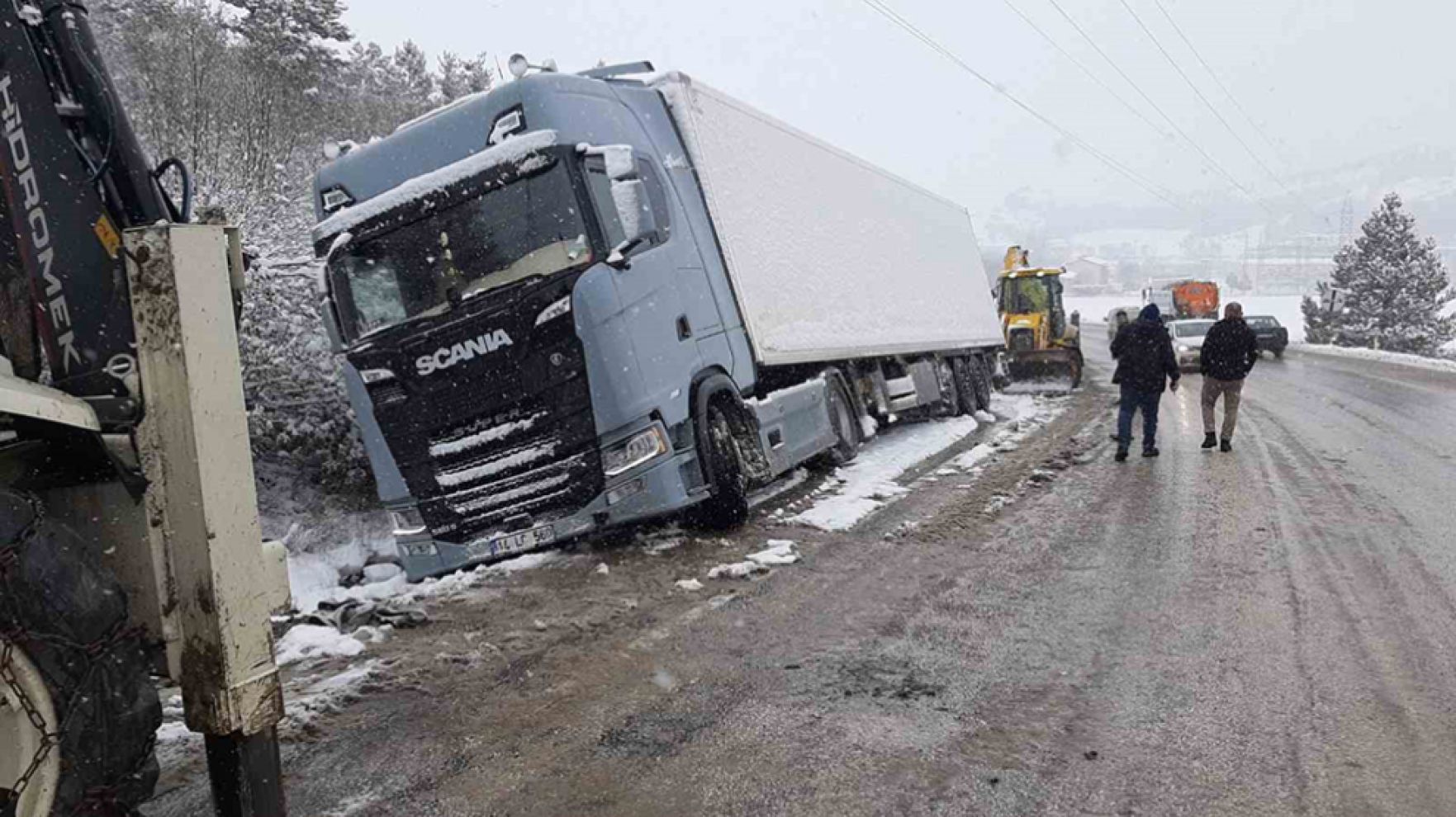 Mudurnu-Nallıhan yolunda kar kazası: Tır şarampole devrildi