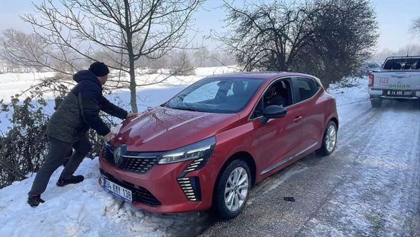 Bolu'da kara saplanan otomobil ekiplerin yardımıyla kurtarıldı