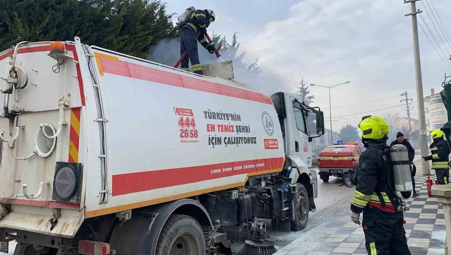 Bolu Belediyesi’ne ait yol süpürme aracı alev aldı
