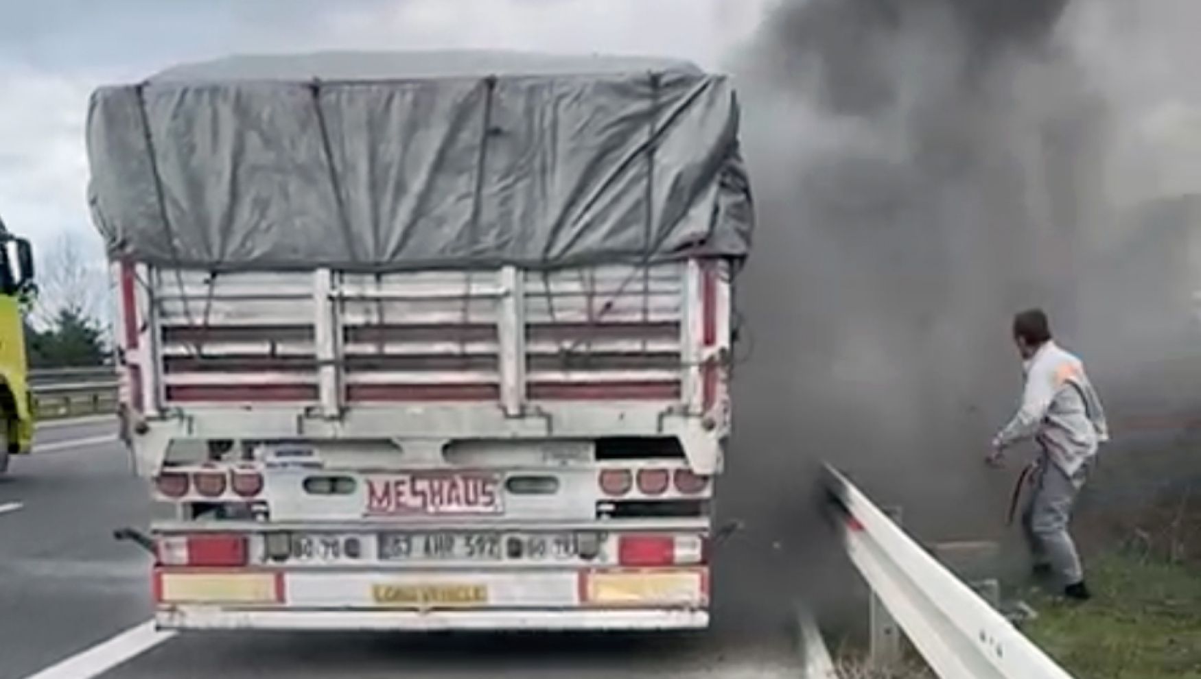 Bolu Dağı mevkiinde alev alev yanan TIR paniğe neden oldu