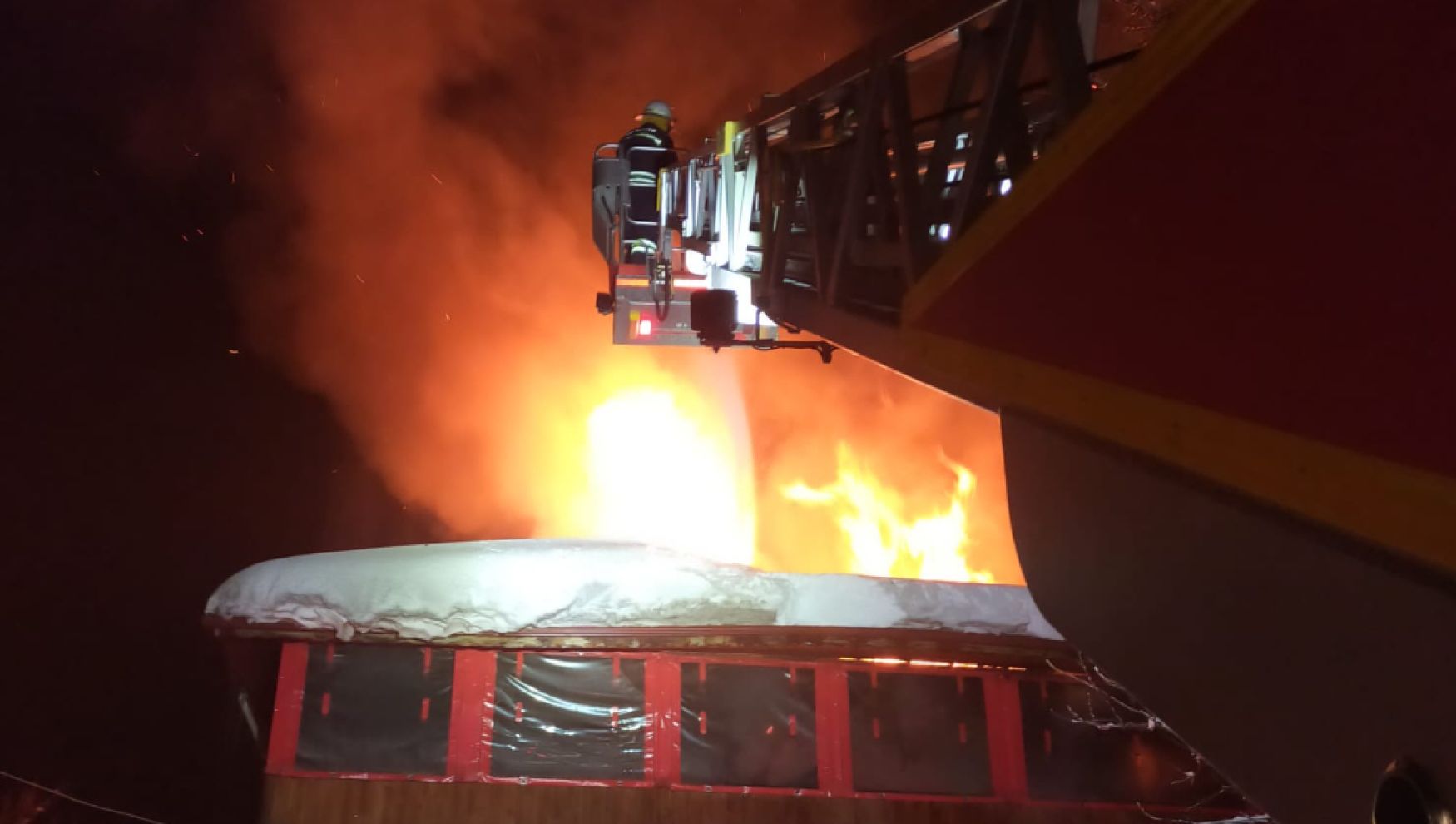 Bolu’da iki katlı evin çatısı alevlere teslim oldu