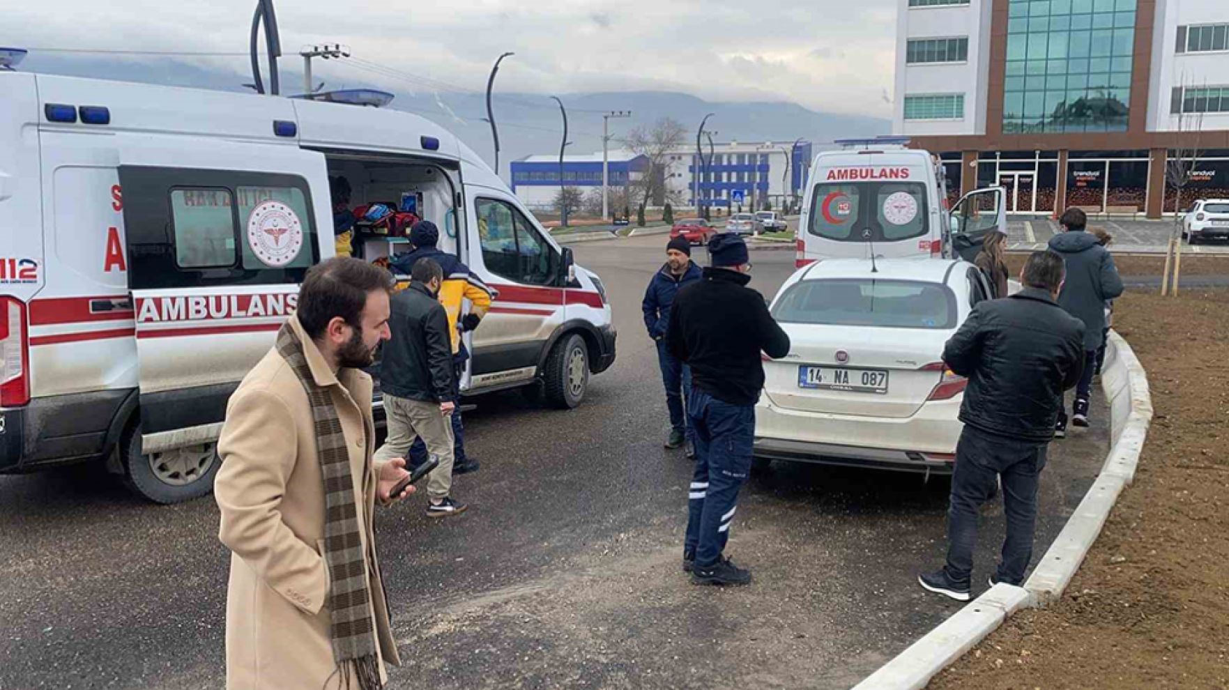 Bolu'da kavşakta çarpışan iki otomobil kazaya neden oldu: 1 yaralı