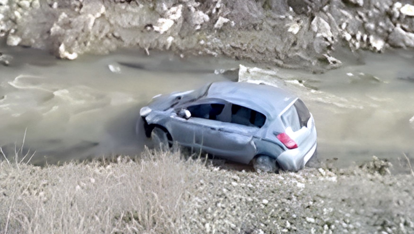 Bolu'da kontrolden çıkan otomobil dereye uçtu: 3 yaralı