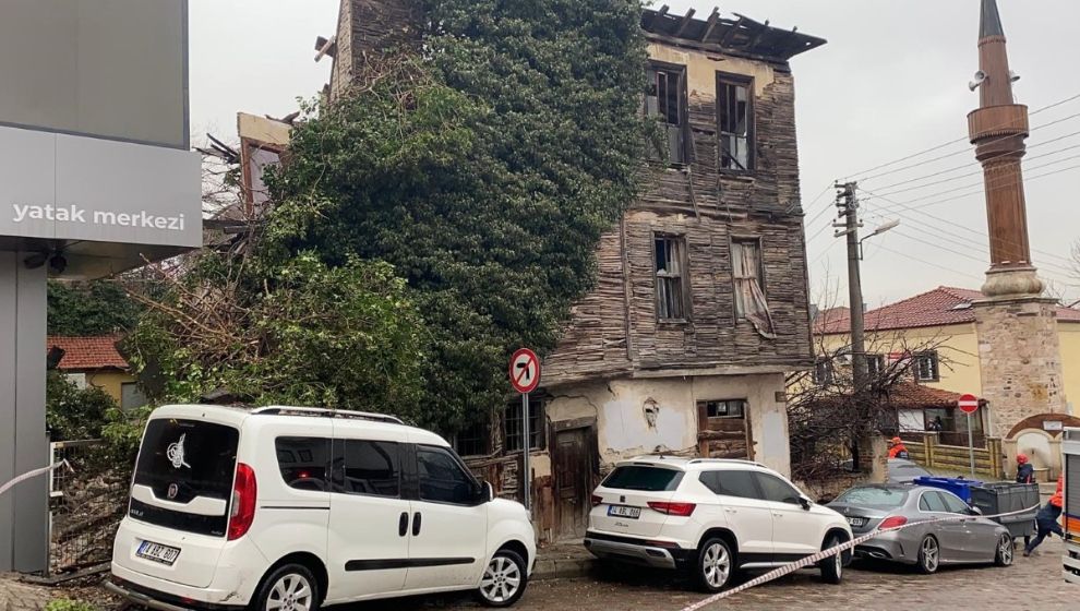 Bolu'da Osmanlı dönemine ait metruk bina çöktü: Park halindeki otomobil hasar aldı