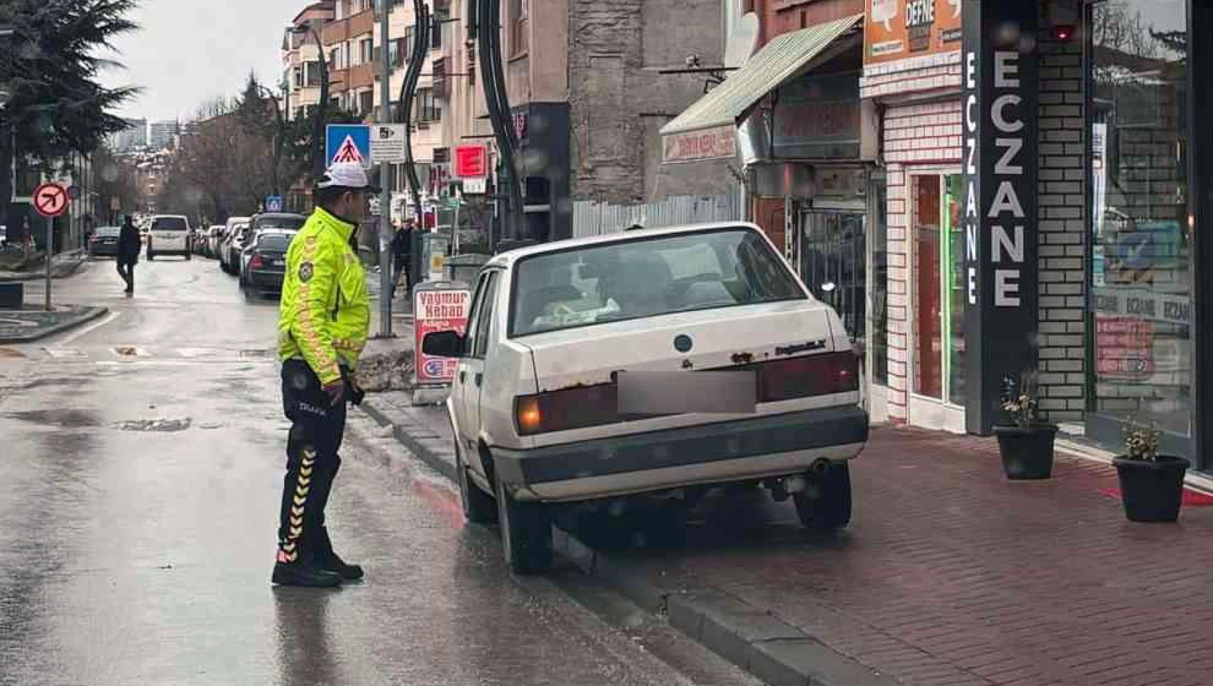 Bolu’da yaya geçidi ve kaldırımları işgal eden sürücülere ceza yağdı